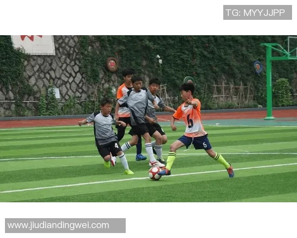 足球球星闪耀绿茵赛场掀起激情狂潮点燃无数球迷热血梦想